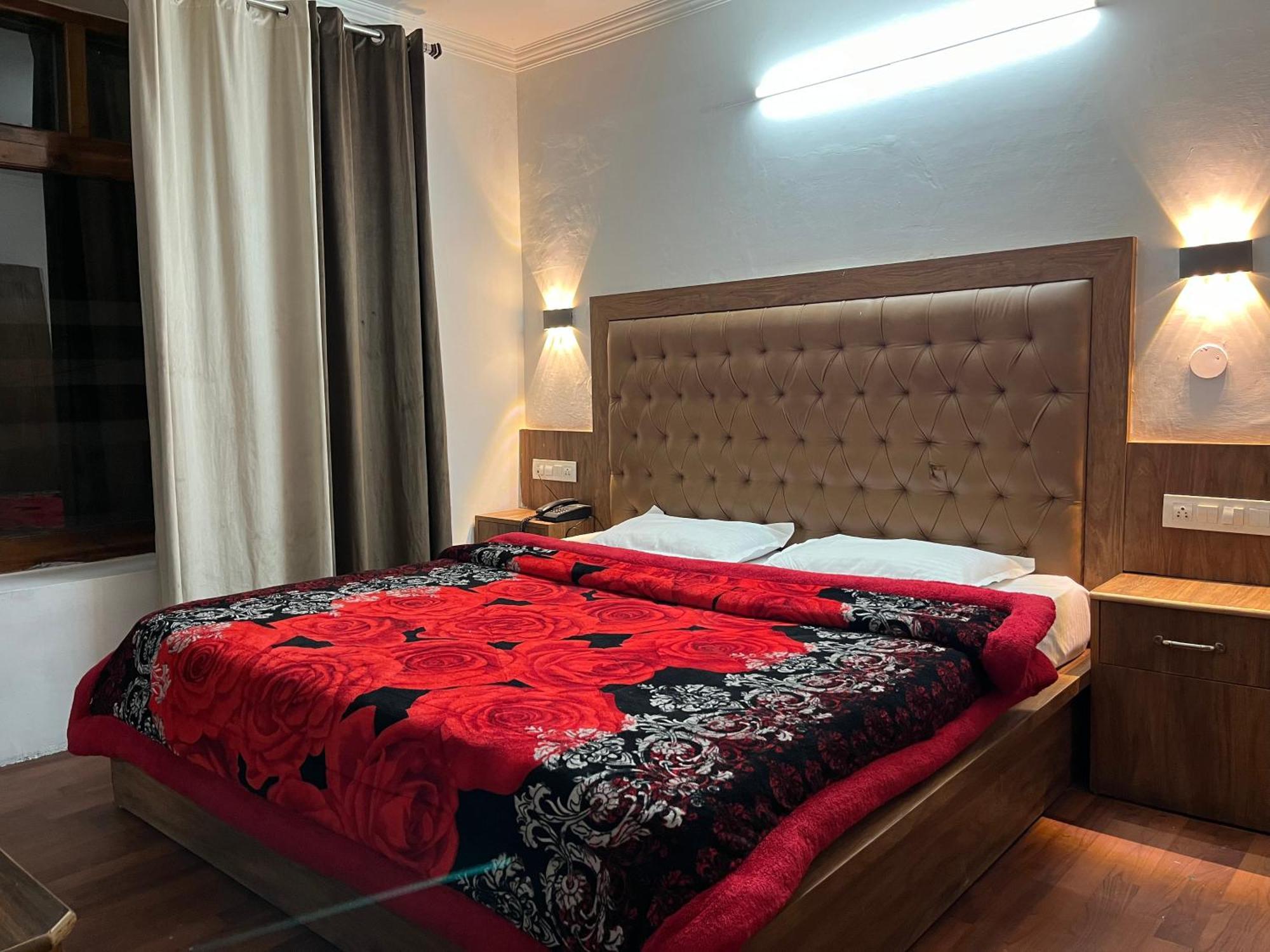 Hotel Premier Mall Road Manali エクステリア 写真