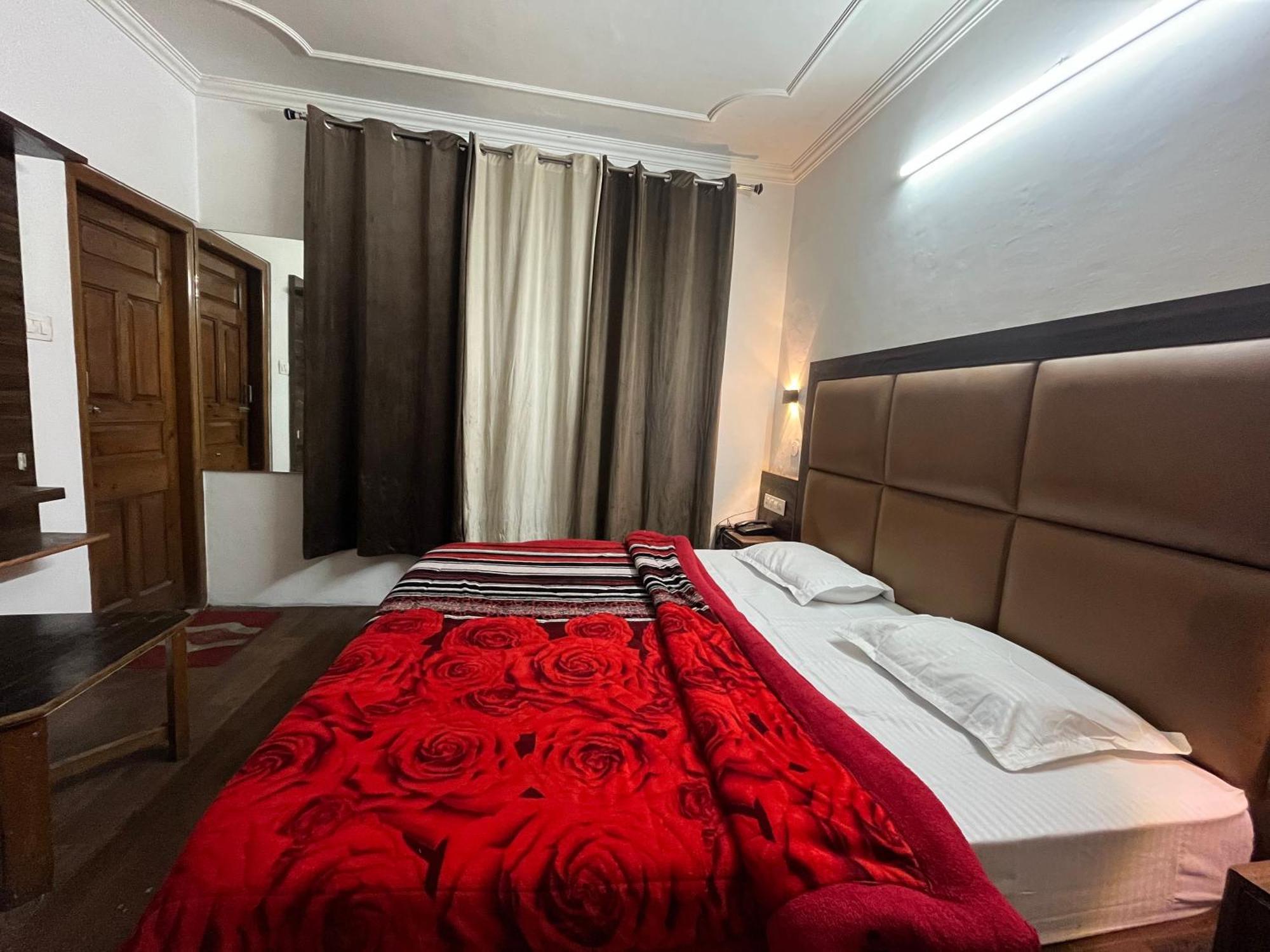 Hotel Premier Mall Road Manali エクステリア 写真